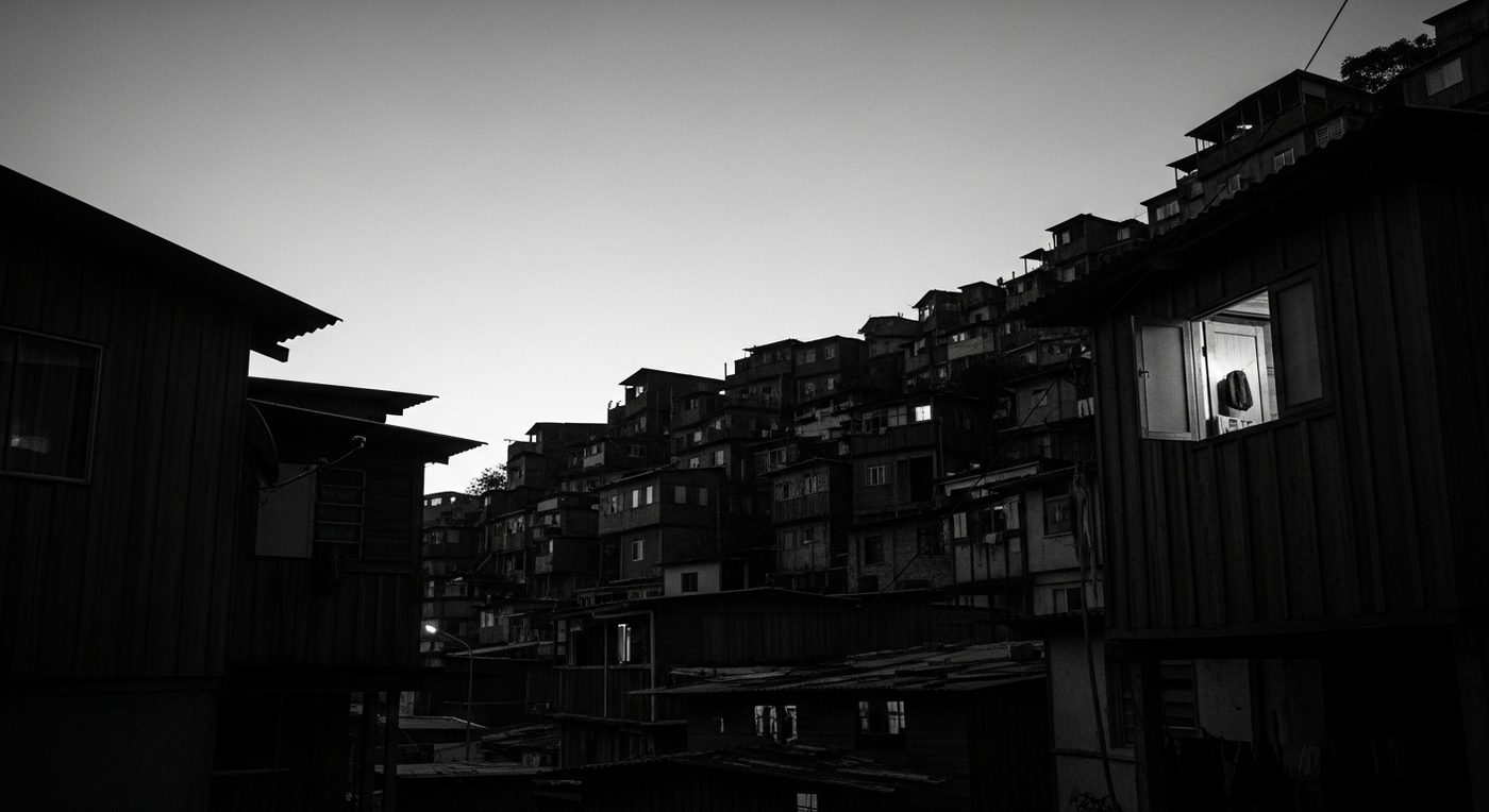 Sertão nordestino ao entardecer, luz alaranjada sobre a terra seca, silhueta de sanfoneiro ao fundo